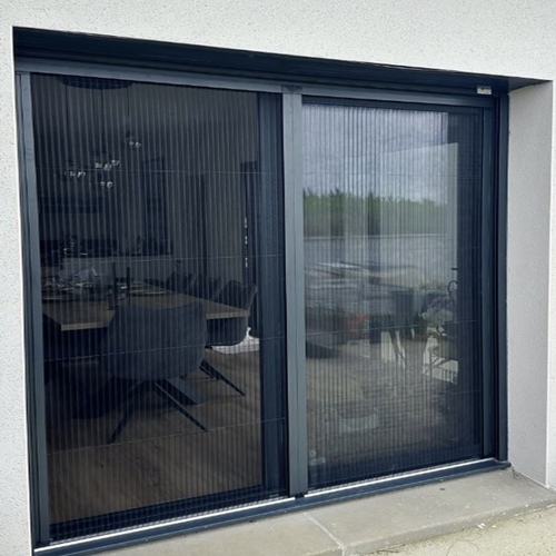 Installation de moustiquaire plissée sur une fenêtre moderne